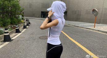 瑜伽裤美女走在街上，自然美得很有吸引力