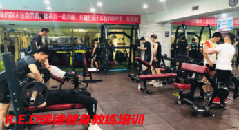 哑铃卧推的常见误区有哪些？