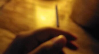 03坐在吧台对面的那两个人
