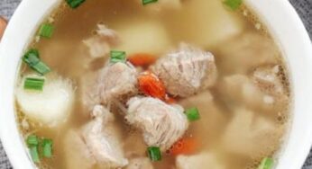 炖羊肉汤时，有人直接炖有人先焯水？大厨：教你1招，香浓还不膻