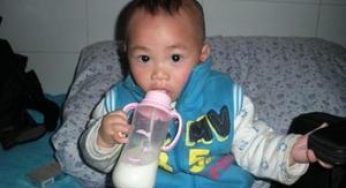 孩子积食爱“趴睡”？儿科医生：无非就这4种原因，家长别不在乎