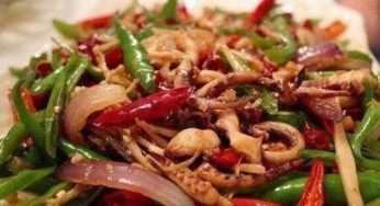 家常菜有几道开胃菜，肉和蔬菜搭配，味道鲜美，饭菜很受欢迎