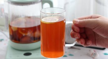 蜜桃柠檬红茶，简单的自制饮品，冷热饮用都好喝，大人孩子放心喝