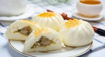 发面千层面和水煎包当主食，孩子说吃得很丰富