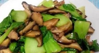 香菇炒油菜时，不要直接下锅炒，牢记一个技巧，油菜翠绿香菇美味