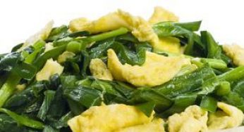 韭菜炒鸡蛋，先炒韭菜还是先炒蛋？大厨来教你，韭菜翠绿鸡蛋滑嫩