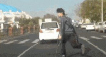 竟然是假的，还跑那么快，有什么急事吧