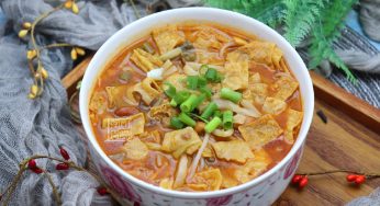 深夜，肚子饿煮了碗螺蛳粉，妈妈闻味而来，捂着鼻子让我去门外吃