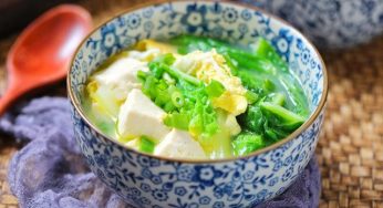 白菜豆腐一锅炖，汤鲜味美，一碗下肚全身暖，秋冬季节多喝点