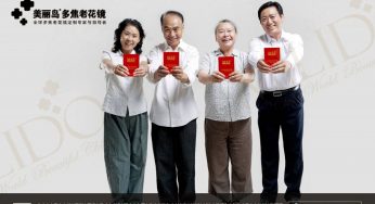 妈妈戴老花镜偷看育儿书，身体不好还要给我照顾孩子