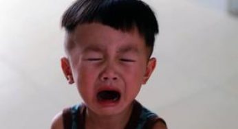 家长不应因为自己“不爽”就不让娃哭，让孩子哭，比逗他笑更重要